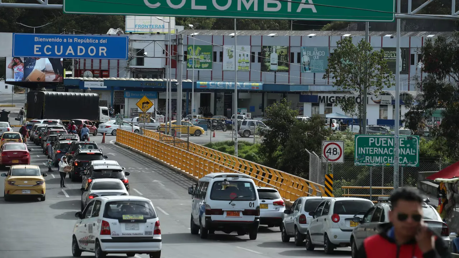 colombia-ecuador border road